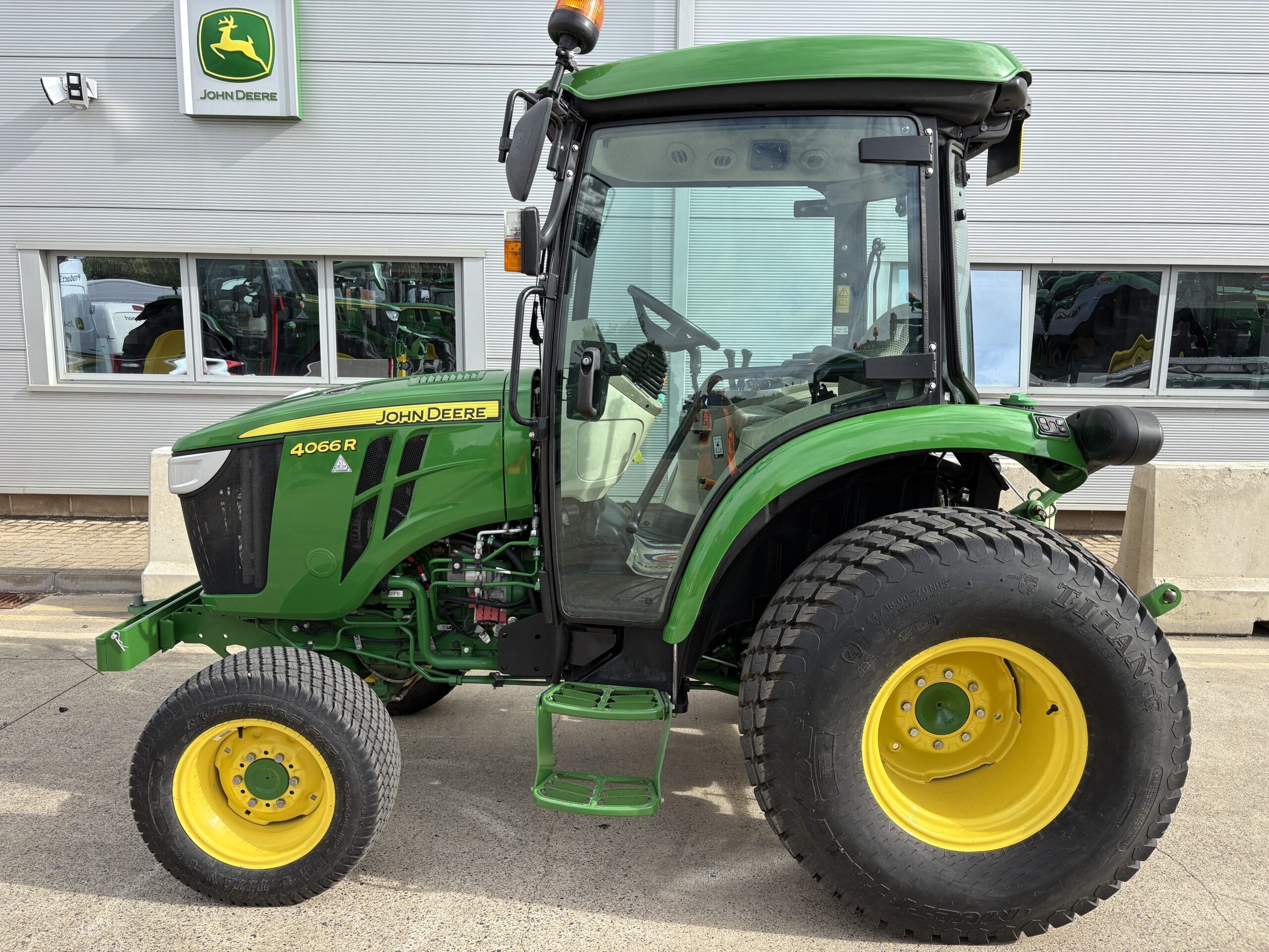 John Deere 4066R Compact Tractor - Farol